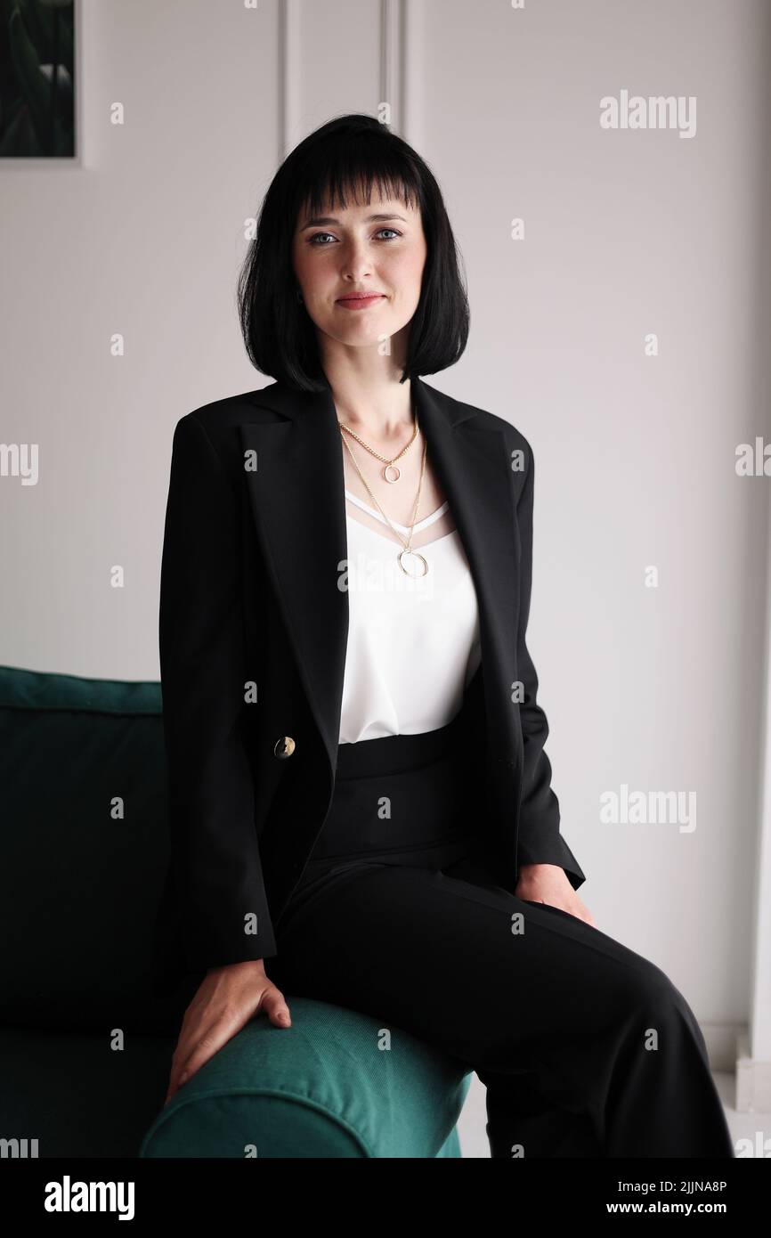 Hermosa mujer de negocios en traje negro y blusa blanca est