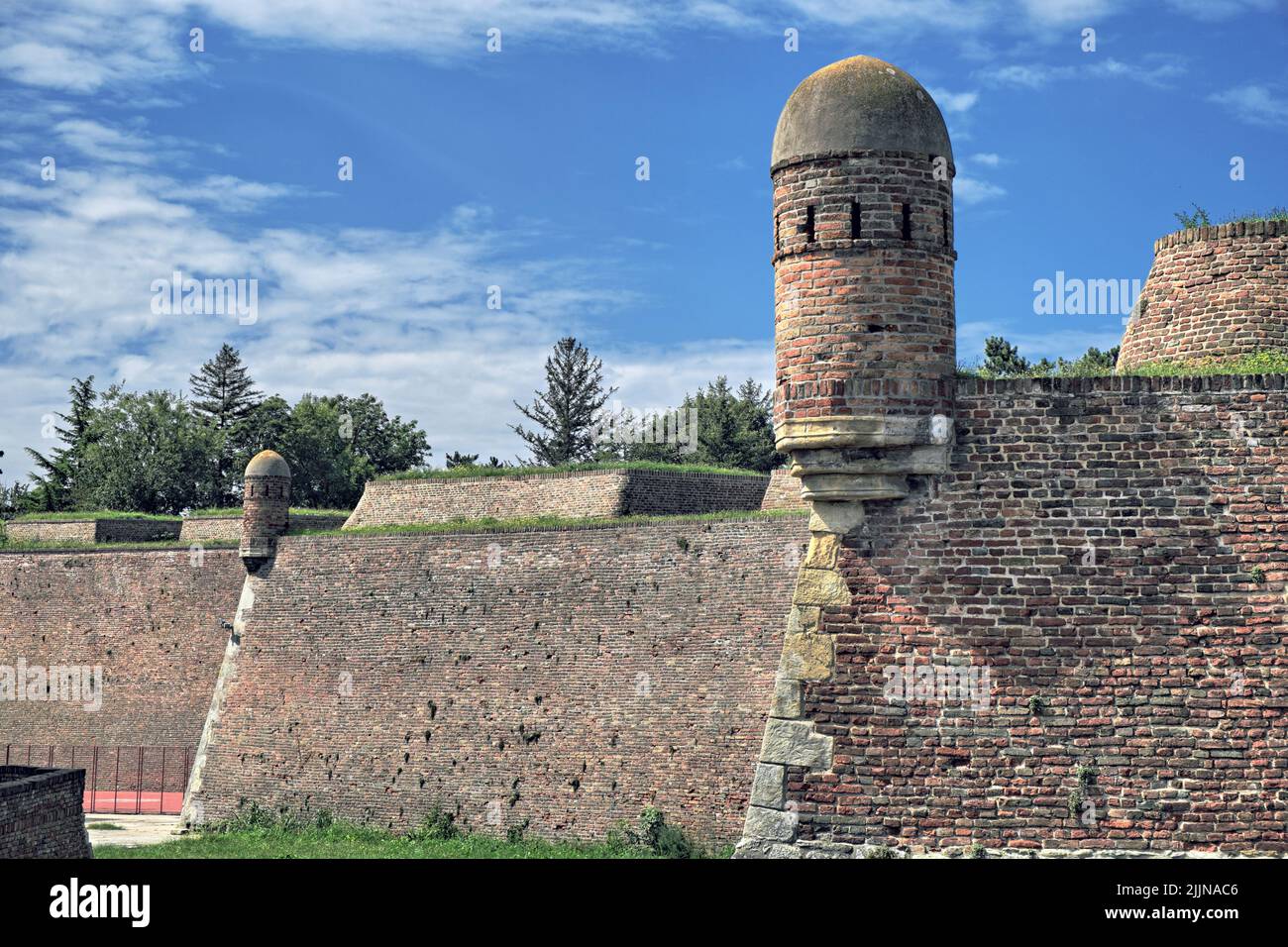 Torre de vigilancia de vedette y muro de ladrillo de la fortaleza de Kalemegdan en Belgrado, Serbia Foto de stock