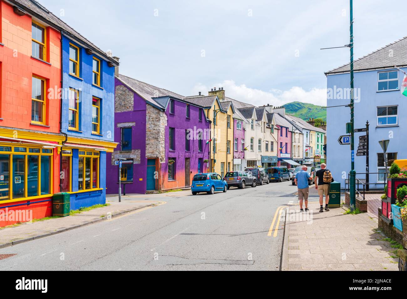 LLANBERIS, GALES, Reino Unido - 08 DE JULIO de 2022: Vista de la calle de Llanberis, un pueblo en Gwynedd, noroeste de Gales en la orilla sur del lago Llyn Padarn Foto de stock
