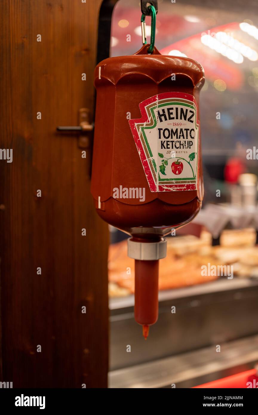 Tomato ketchup dispenser fotografías e imágenes de alta resolución - Alamy