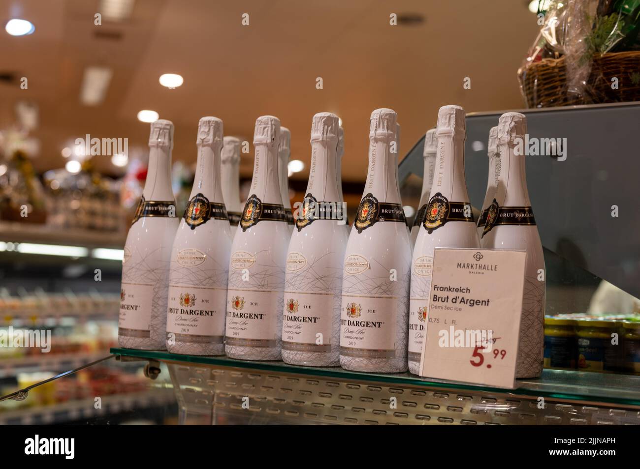 Un primer plano de Brut Dargent Frankreich bebe en un supermercado en Dortmund, Alemania Foto de stock
