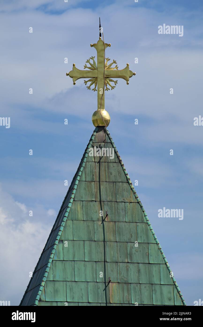 Campanario y cruz cristiana de oro de la Iglesia de Ruzica (Iglesia de la Pequeña Rosa) Fortaleza Belgrado, la capital de Serbia Foto de stock