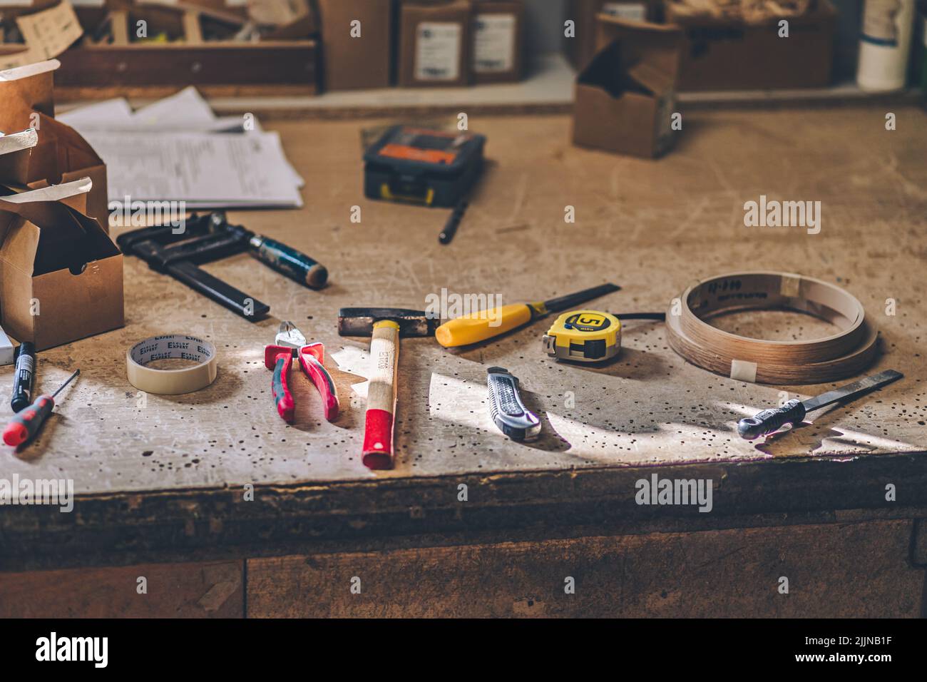 Una mesa llena de herramientas de trabajo en el almacén Foto de stock
