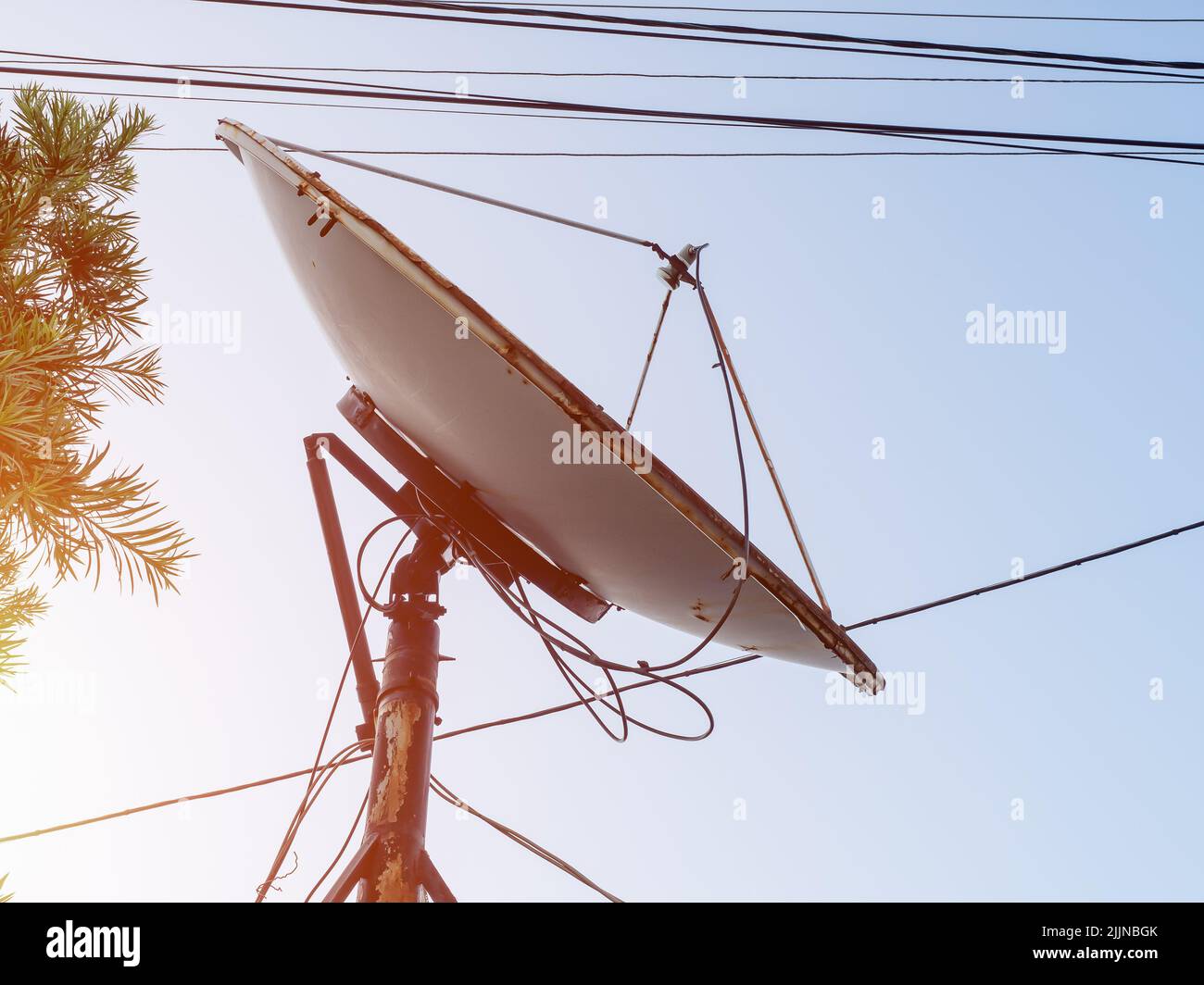Antena de televisión doméstica redonda contra el cielo Fotografía de stock  - Alamy