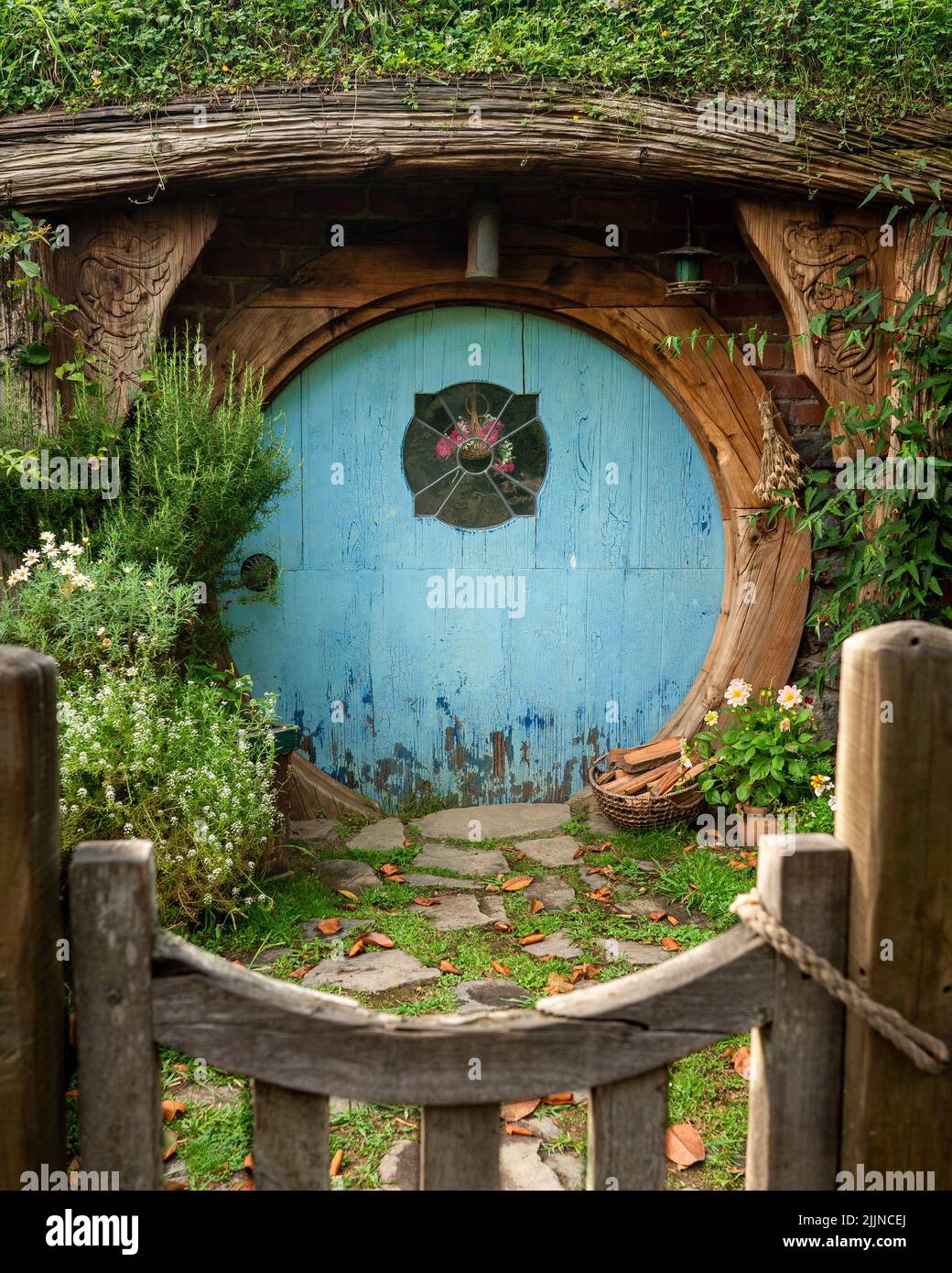 Primer plano de la icónica puerta azul redonda de Hobbiton, Nueva Zelanda Foto de stock