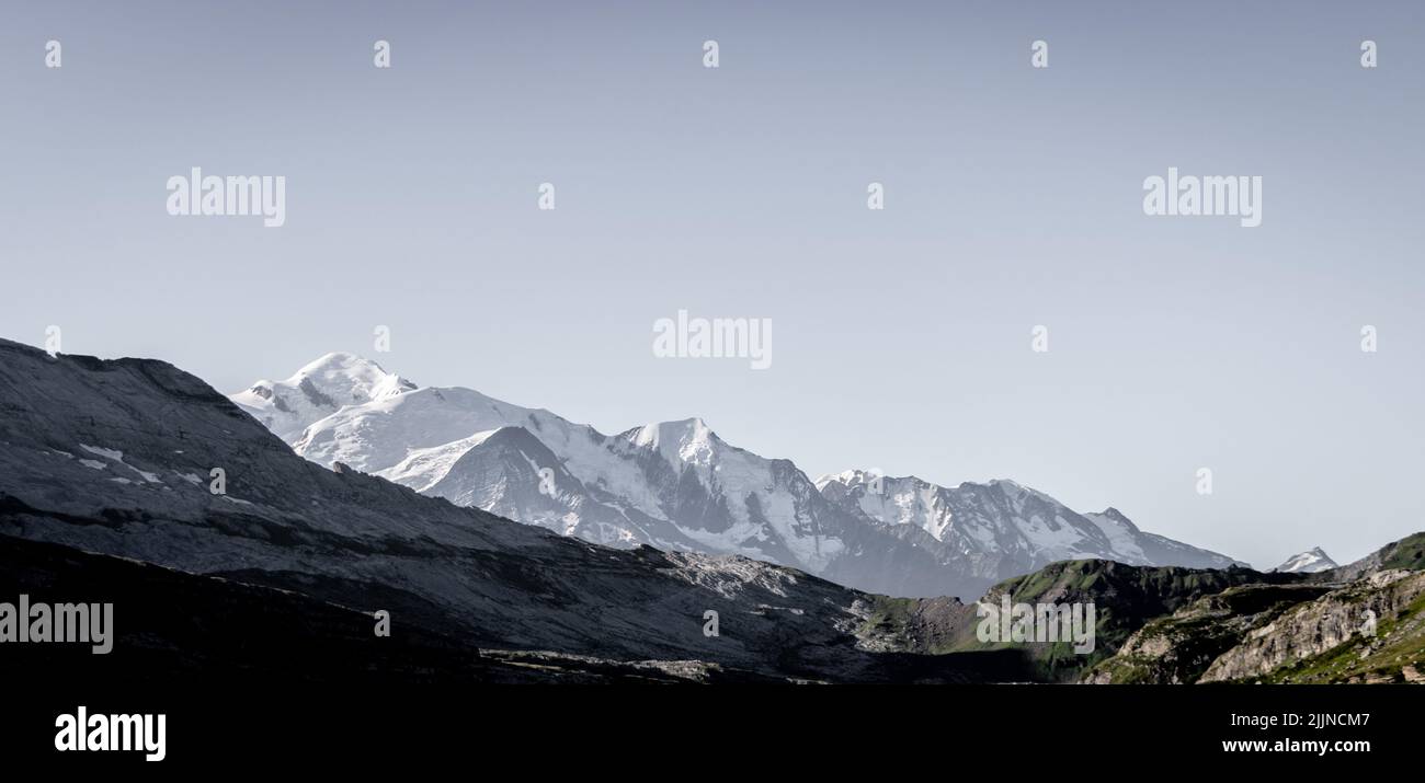 Una vista del Mont Blanc - la montaña más alta de los Alpes y Europa Occidental Foto de stock