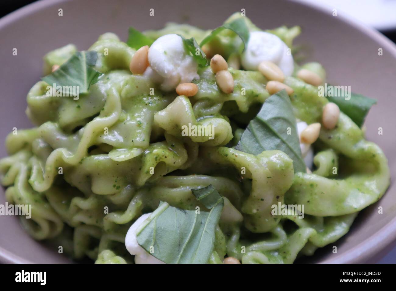 Primer plano de un plato con salsa pesto y verduras Foto de stock