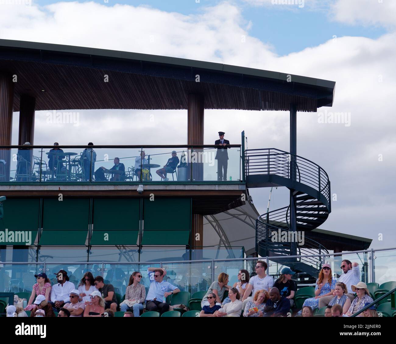 Wimbledon, Gran Londres, Inglaterra, Julio 02 2022: Campeonato de Tenis de Wimbledon. Parte del área de la tribuna de la corte tres incluyendo una escalera de caracol Foto de stock