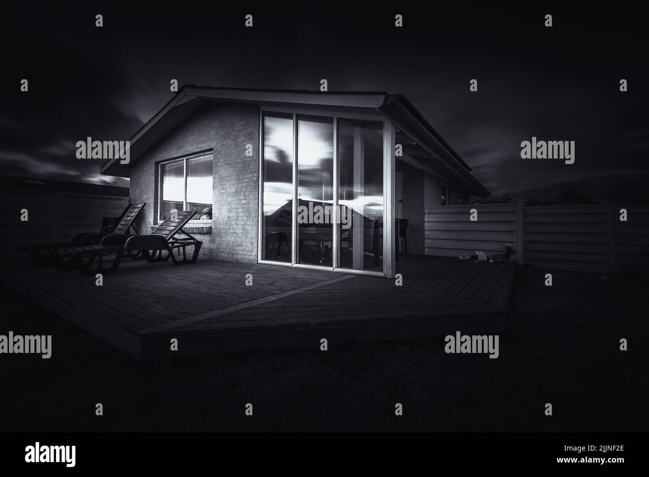 una foto nocturna de una casa de vacaciones en dinamarca Foto de stock