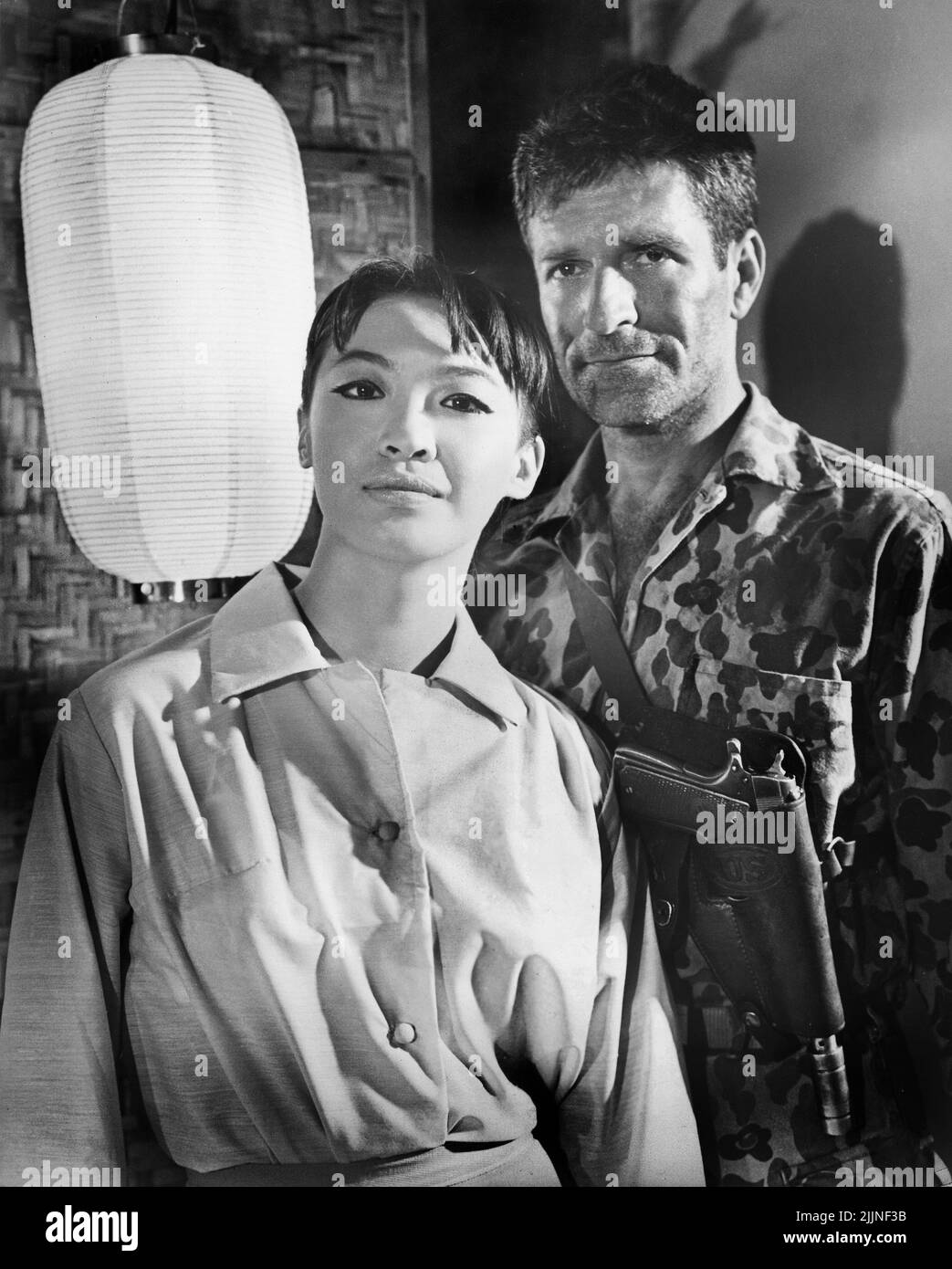 Tisa Chang, Hugh O'Brien, en el escenario de la película, 'Ambush Bay', United Artists, 1966 Foto de stock