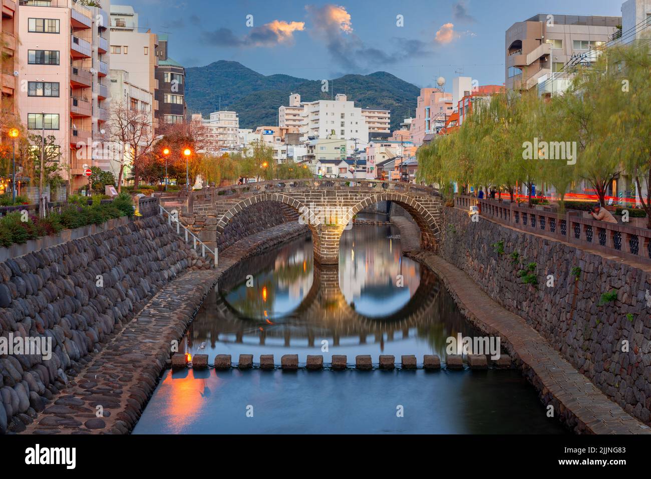 Puente 'Espectáculos' MÉGANE en Nagasaki, Japón al anochecer. Foto de stock