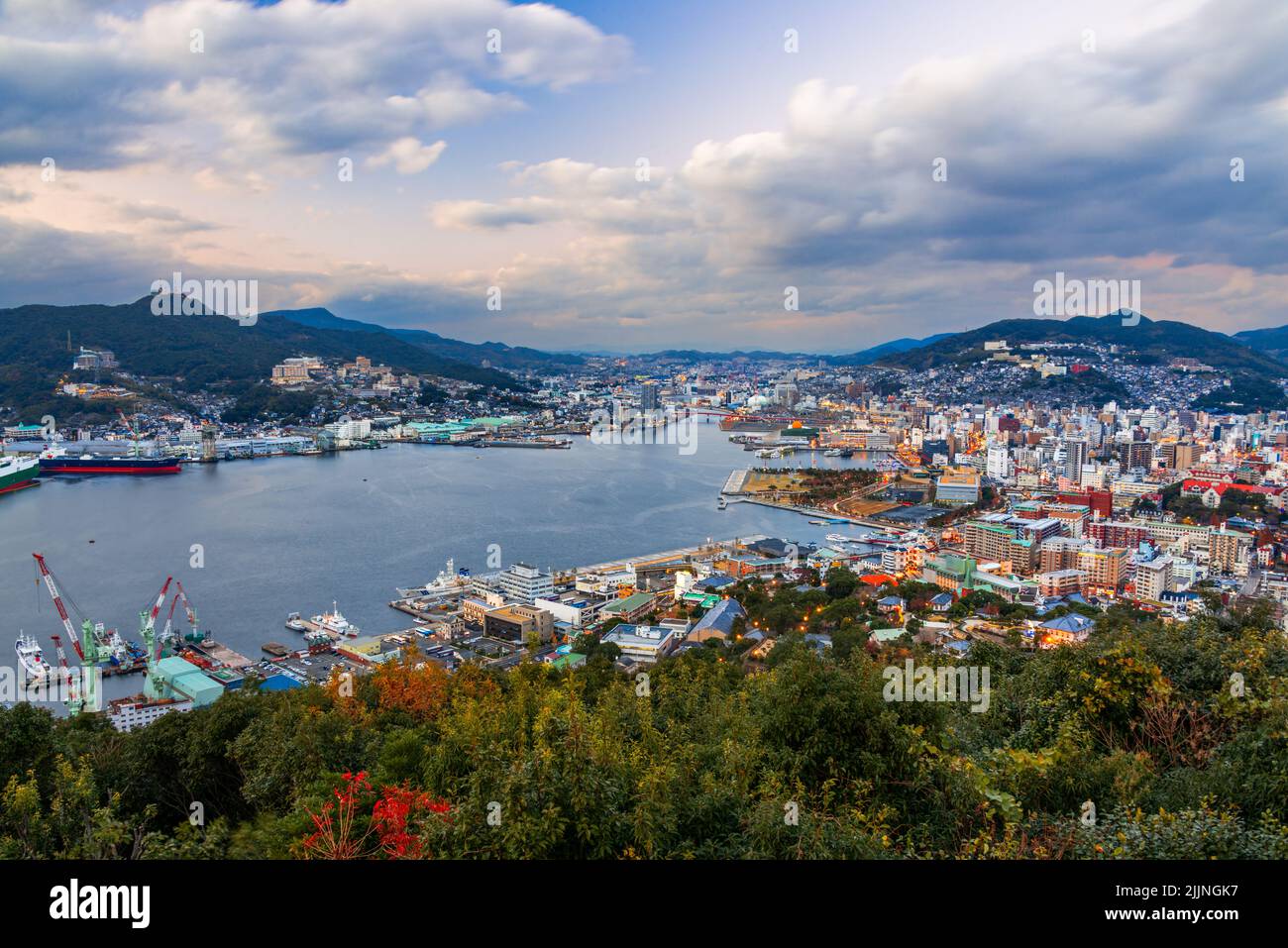 Nagasaki, Japón horizonte sobre la bahía a principios de la temporada de otoño. Foto de stock