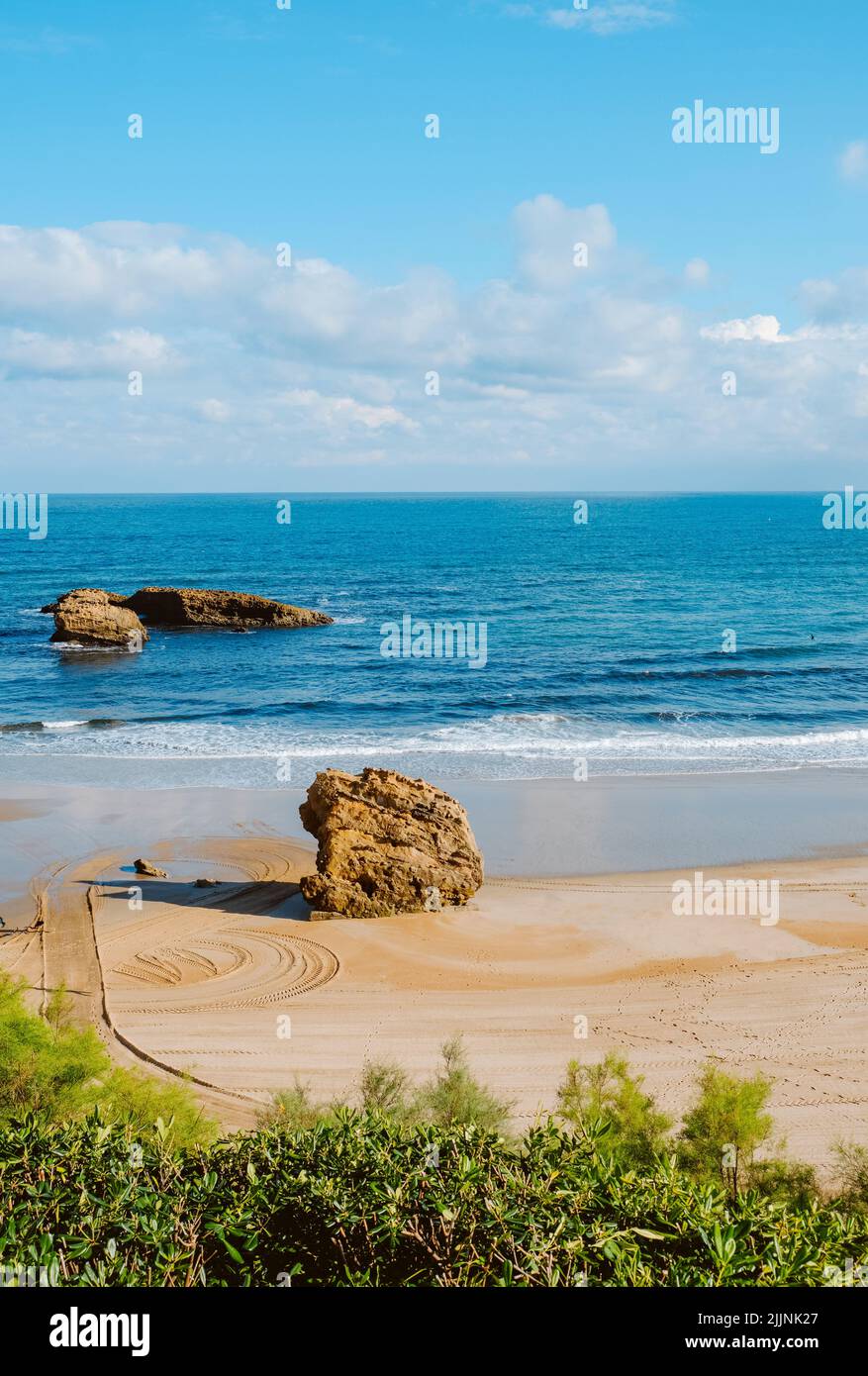 Detalle de las formaciones rocosas en la playa La Grande Plage en Biarritz, Francia, temprano en la mañana en un día de verano Foto de stock