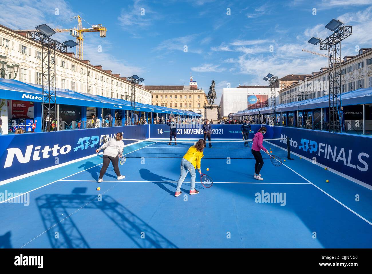 Los jugadores jugando al tenis durante las finales de Nitto ATP en Italia Foto de stock