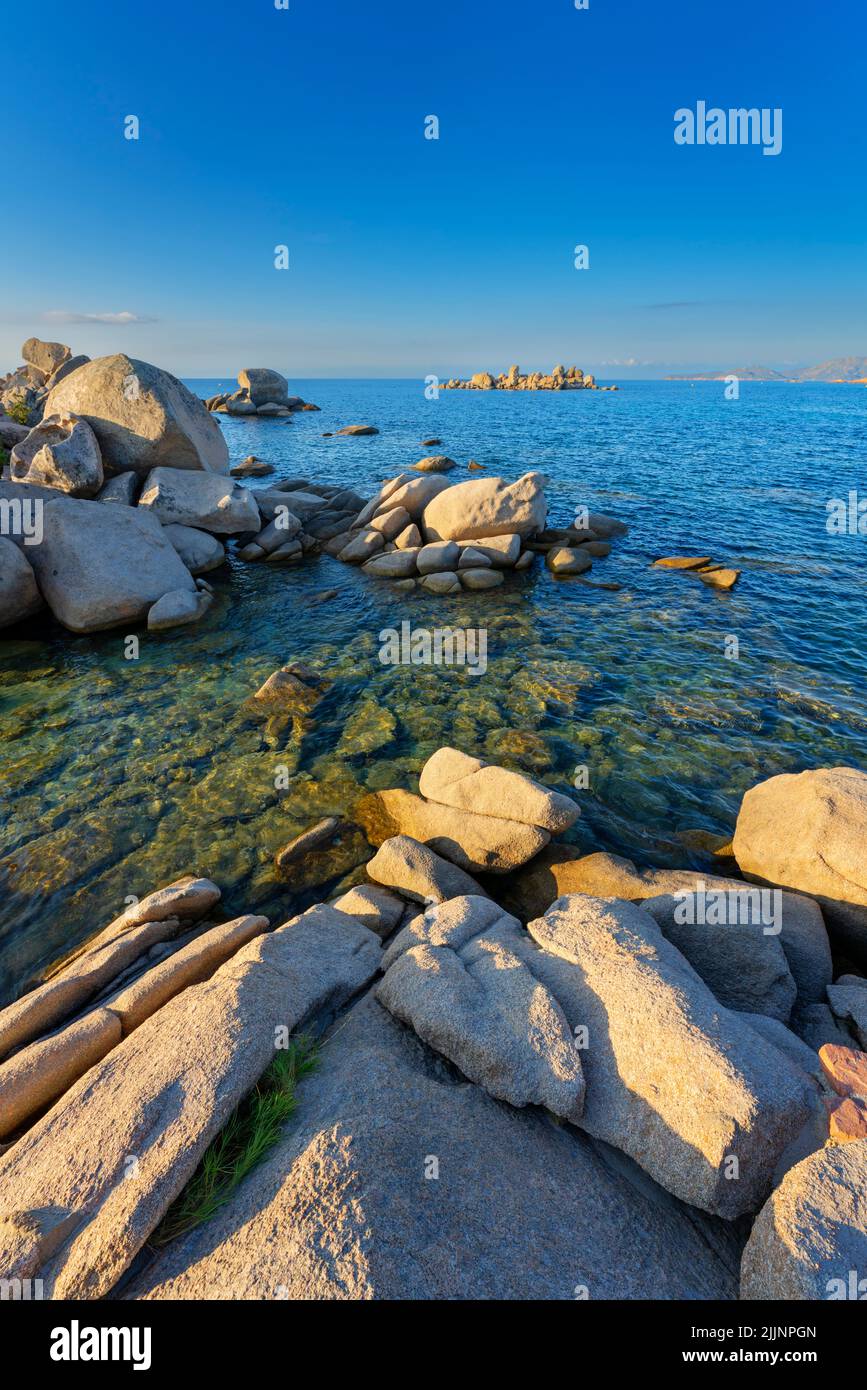 Vista vertical de las rocas en la playa de Palombaggia, Porto Vecchio, Córcega Foto de stock