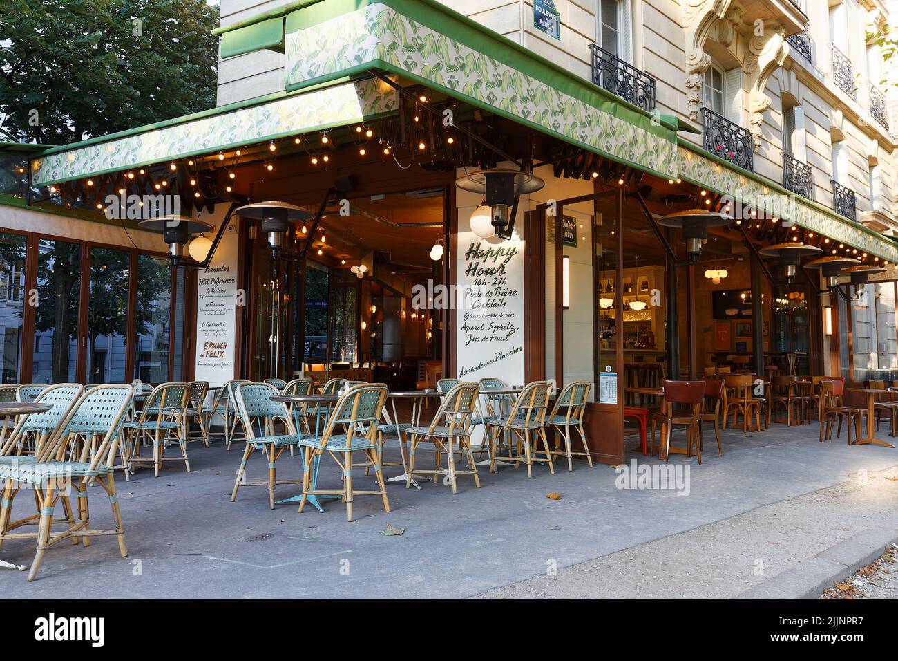 Situado en el distrito 12th, el Felix Cafe representa el concepto de brasserie parisina, con un ambiente cómodo y un ambiente agradable. Foto de stock