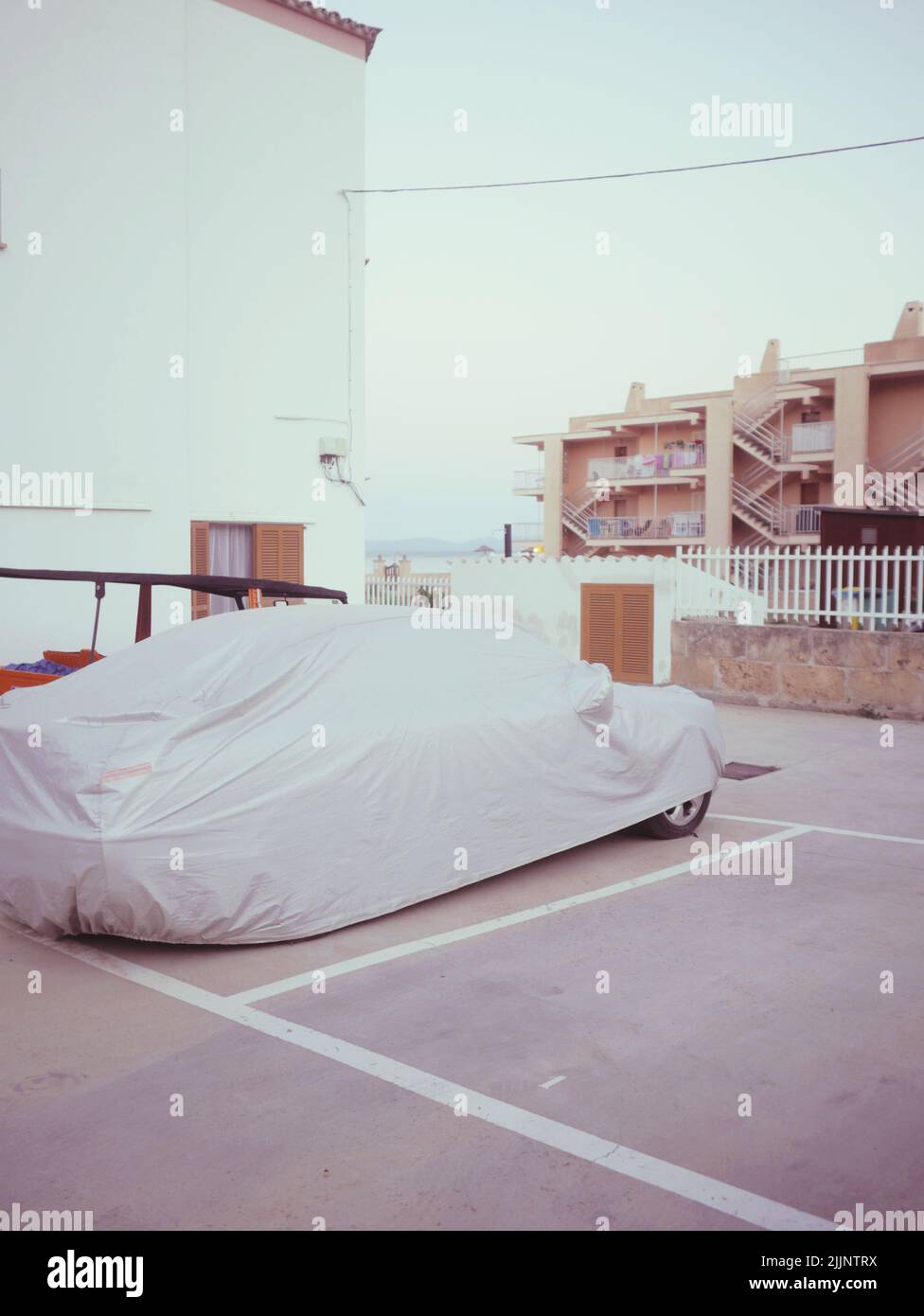 Un coche cubierto en un aparcamiento en Alcudia Foto de stock