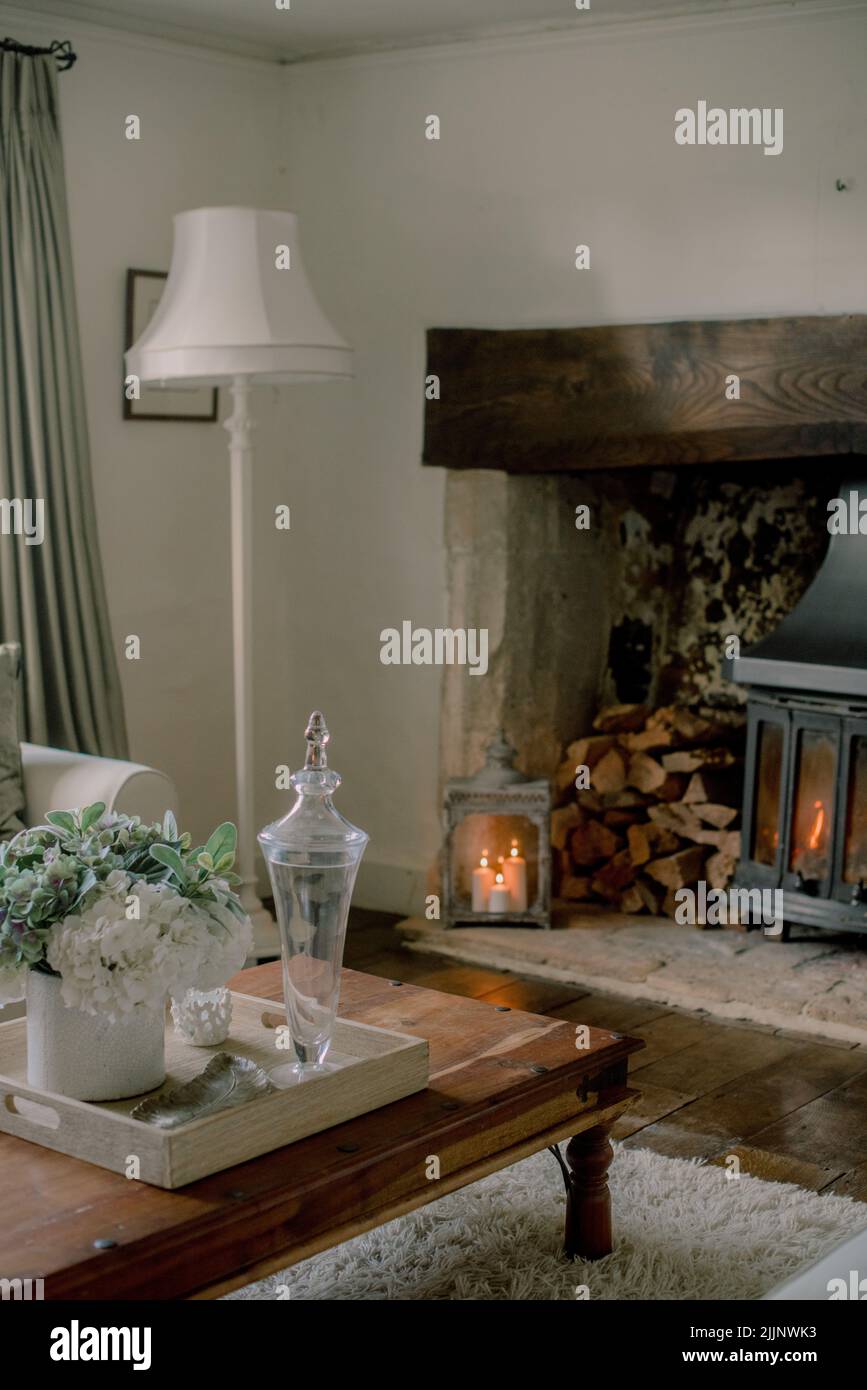 Casa Tudor sala de estar de diseño interior con chimenea, Chippenham, Reino Unido Foto de stock