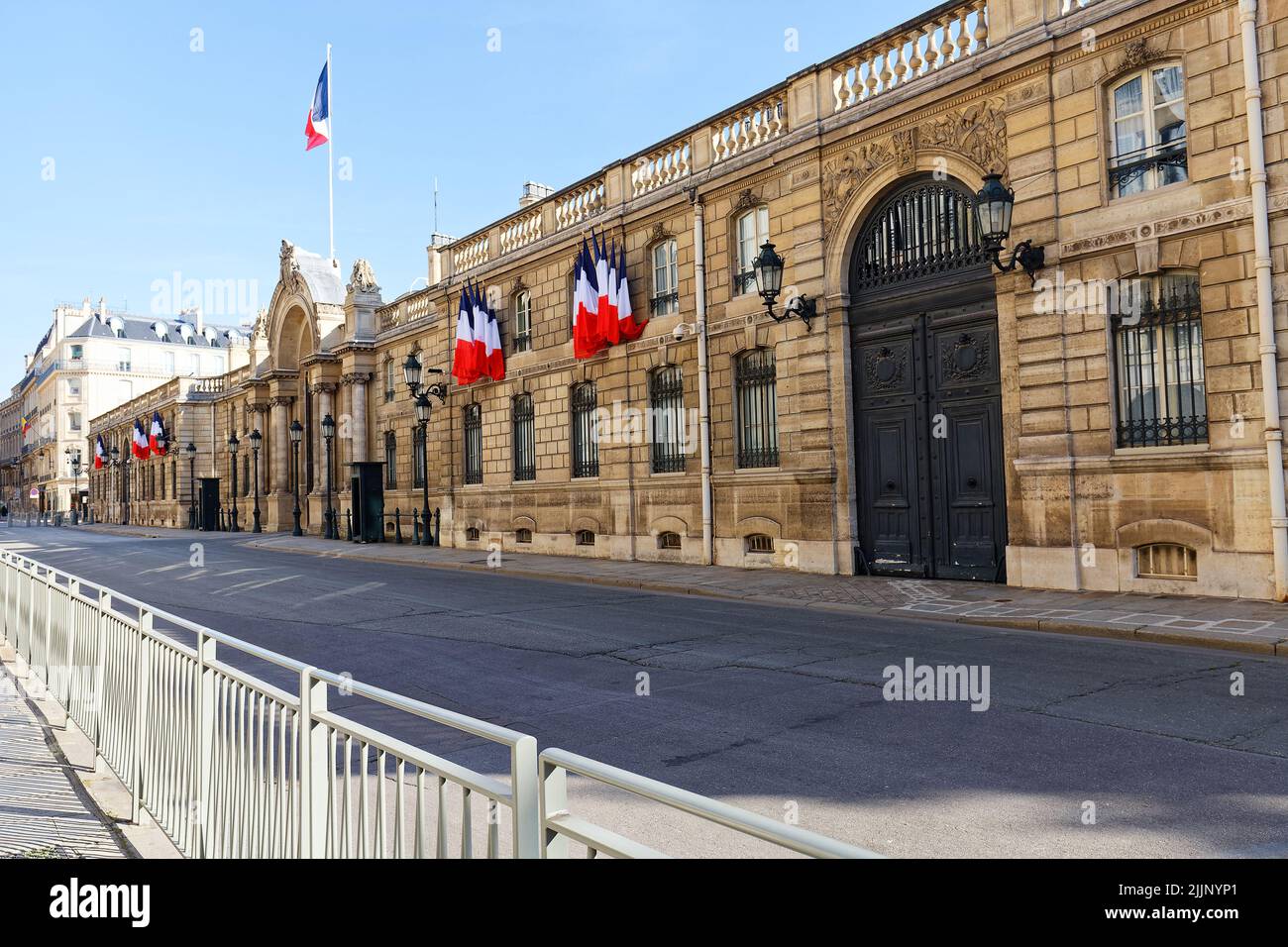 Vista de la puerta de entrada del Palacio del Elíseo decorado con banderas nacionales. Elysee Palace - residencia oficial del Presidente de la República Francesa desde entonces Foto de stock