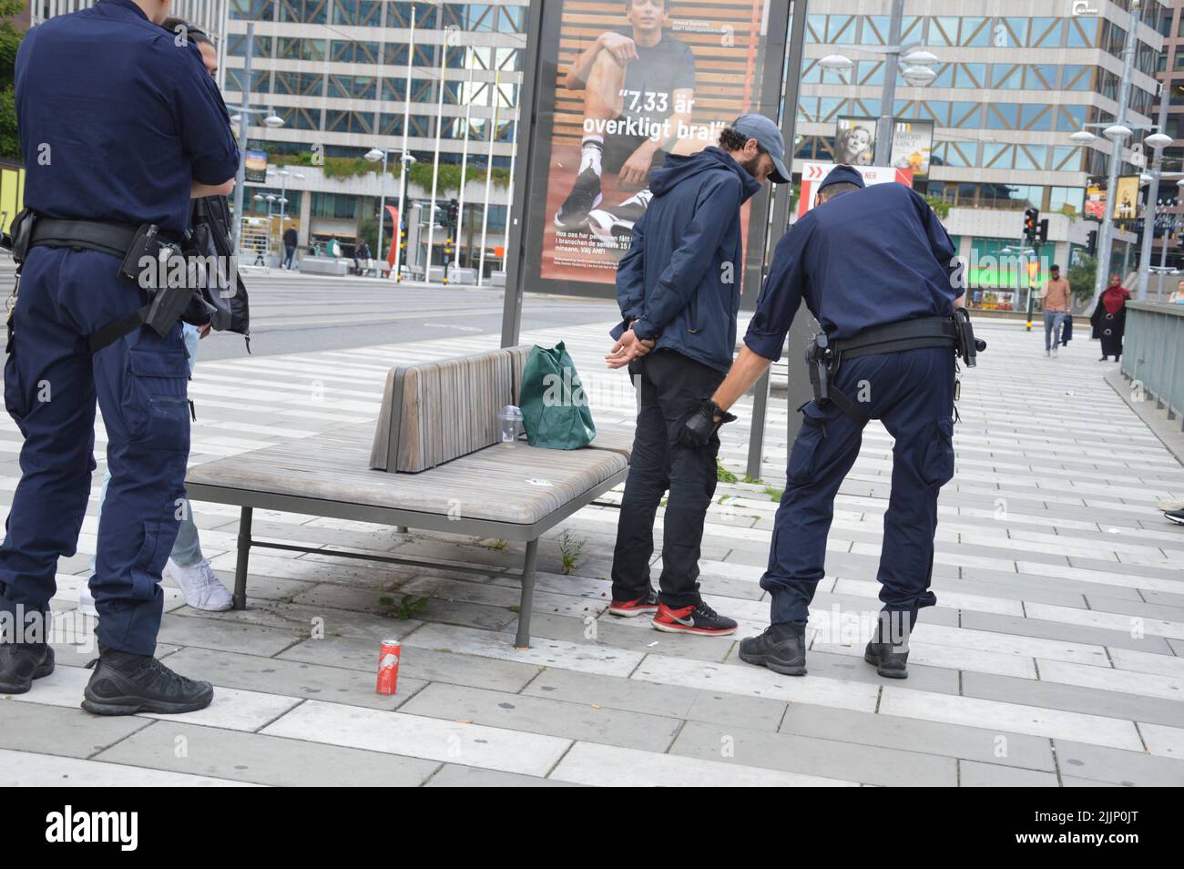 Estocolmo, Suecia - 18 de julio de 2022 - retirada policial en la Plaza de Sergel. (Foto de Markku Rainer Peltonen) Foto de stock