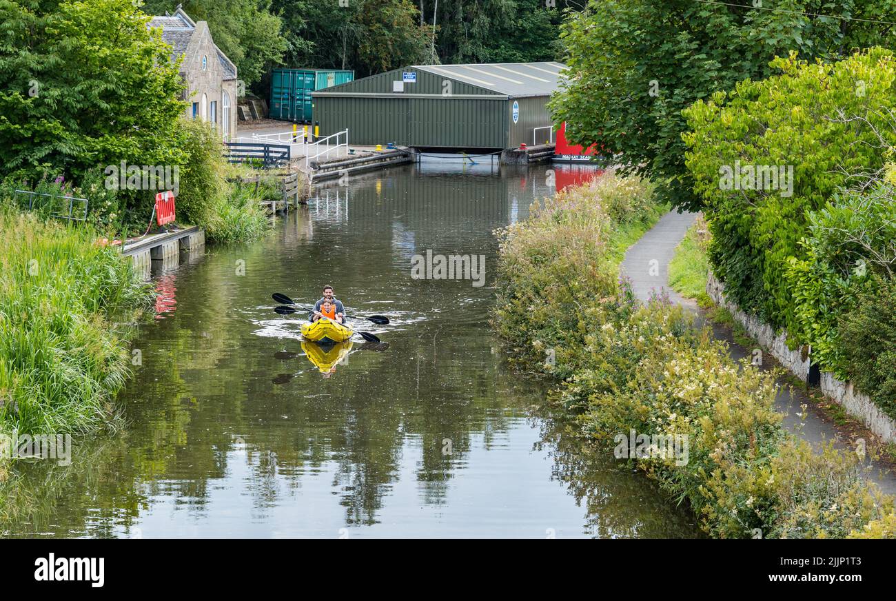 Ratho, Scotland, Reino Unido, 27th de julio de 2022. Clima en el Reino Unido: Tarde soleada en el Canal de la Unión. Una familia disfruta haciendo kayak en el canal Foto de stock