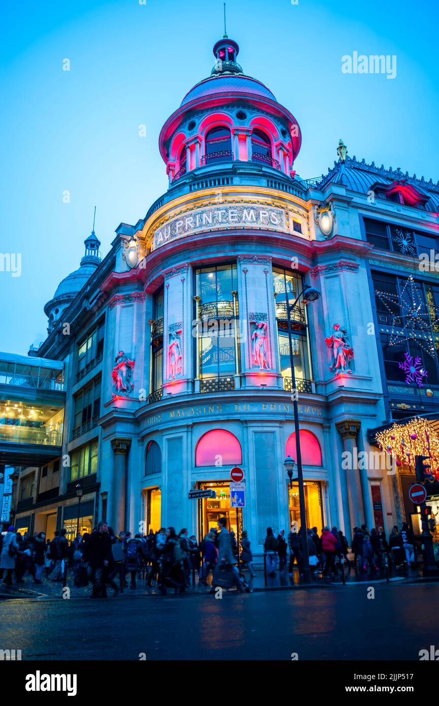 París, Francia, vista exterior de los grandes almacenes franceses, Au Printemps en Boulevard Haussmann, Christmas Lights, por la noche Foto de stock