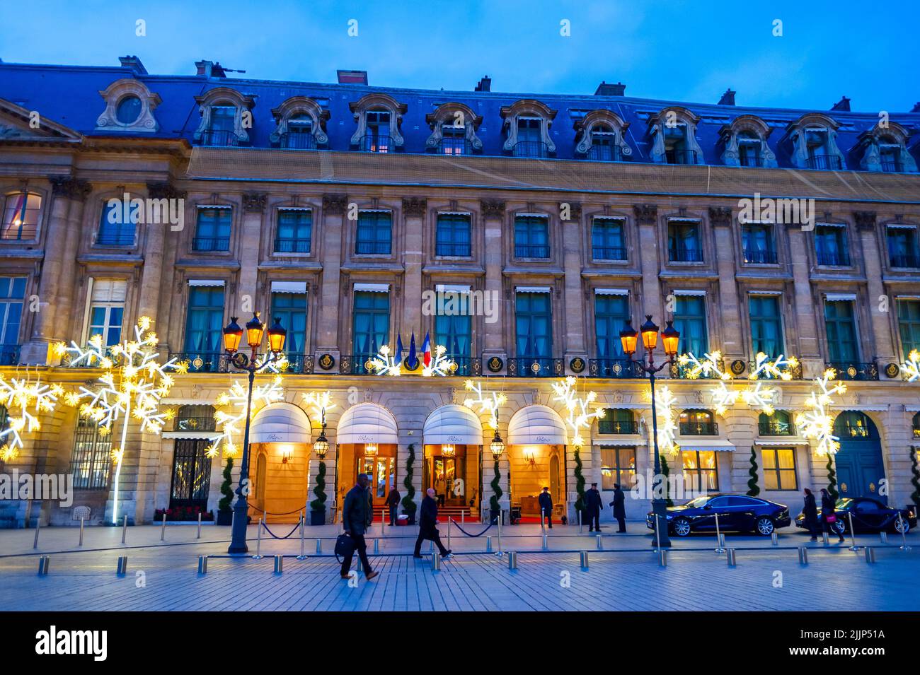 París, Francia, Street Scene, Luxury Palace Hotel, The Ritz, Edificio por la noche, luces de Navidad, en la Place Vendome Foto de stock