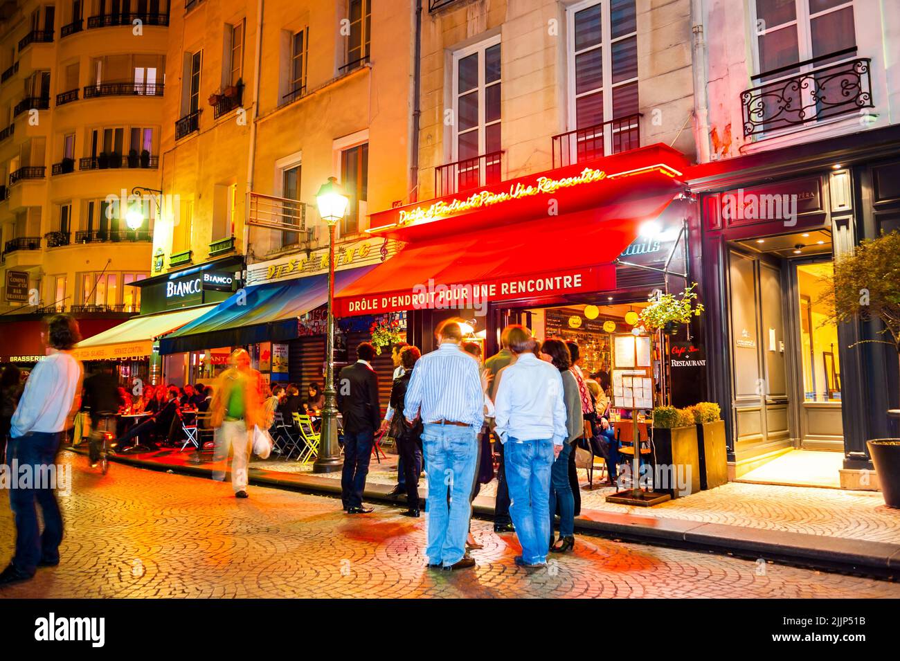 París, Francia, La gente en la escena de la calle por la noche, frentes de tiendas, luces de la calle, Rue Montorgeuil Foto de stock