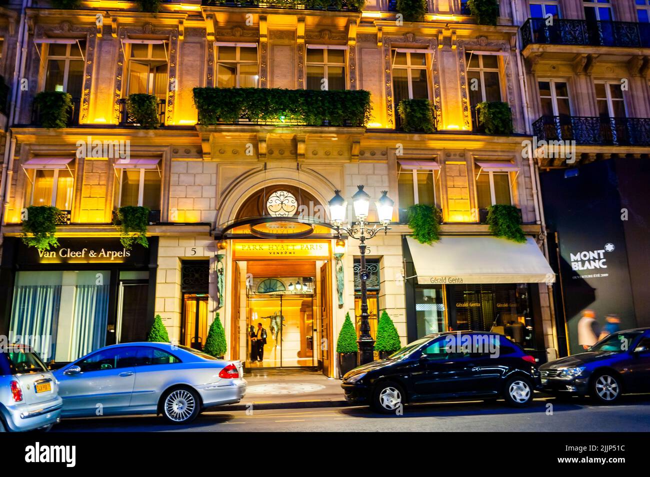 Paris, Francia, French Luxury Hotel Palace, Park Hyatt Paris, Entrada, Escena en la calle por la noche, Frentes, Luces en la calle, Foto de stock