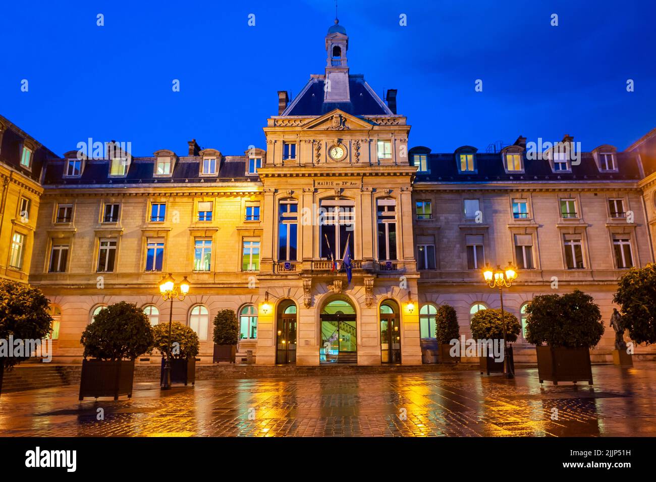 París, Francia, Edificio del Gobierno Local Francés, Ayuntamiento 15th Distrito, Luces de Calle, Frente Foto de stock