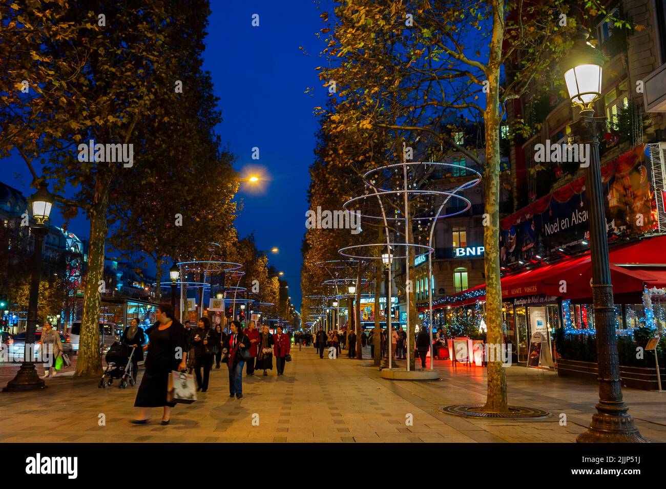 París, Francia, gente de la muchedumbre Caminando por la Avenida Champs-Elysees, por la noche, con las luces de la calle en Navidad Foto de stock