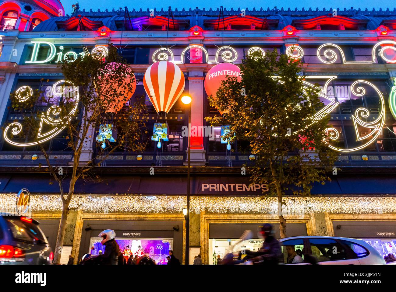 París, Francia, vista exterior de los grandes almacenes franceses, Au Printemps en Boulevard Haussmann, en la noche, detalle, luces, Christian Dior Advertising Foto de stock