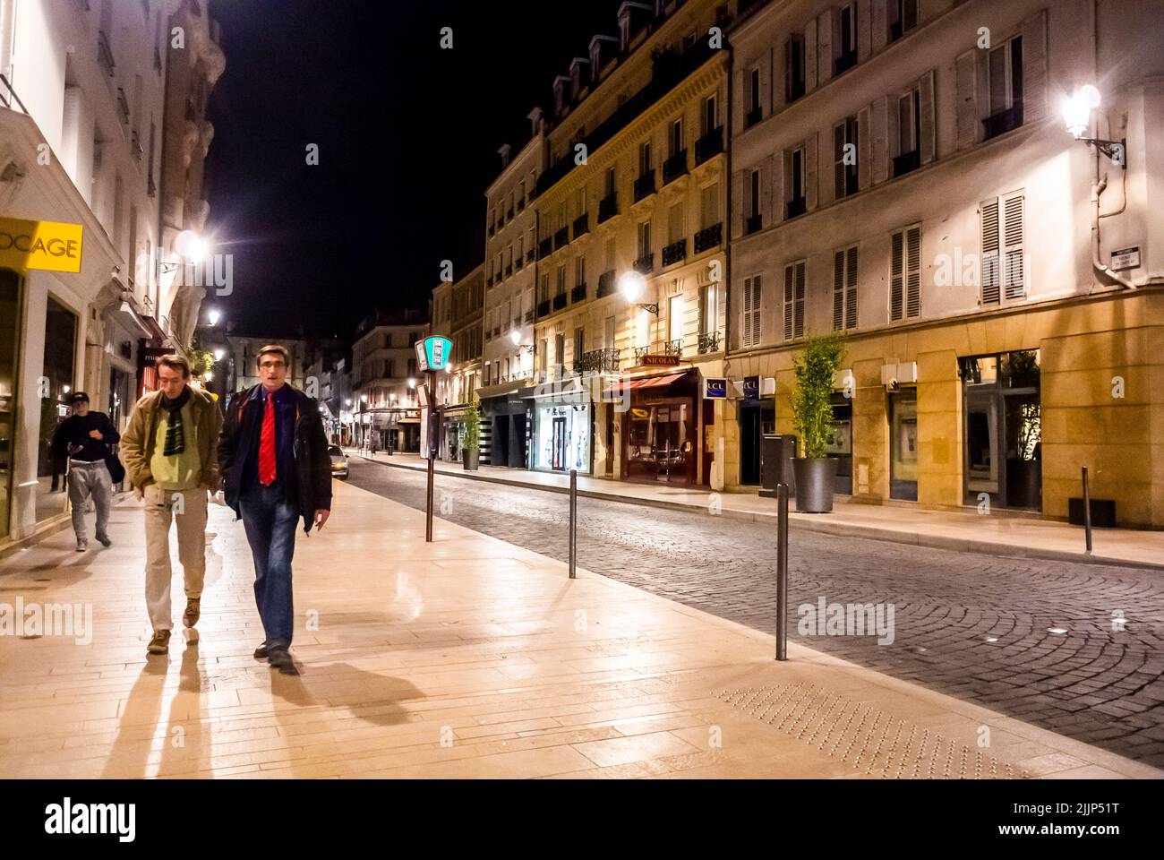 Vincennes, Francia, Hombres caminando, Escena de la calle, Centro de la ciudad, Tienda Frentes, Luces, en los suburbios de París Foto de stock