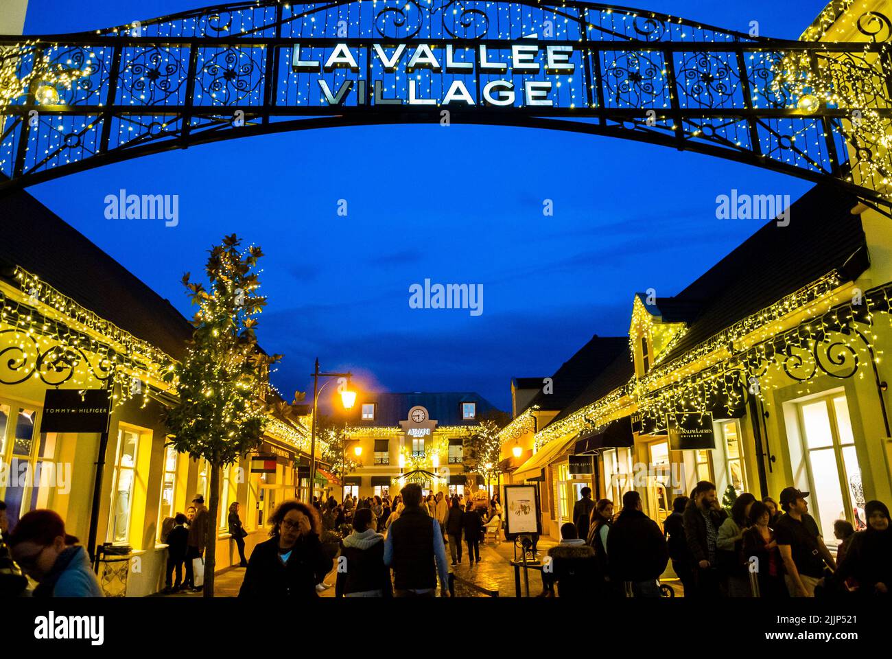 Serris, (París), Francia, Puerta exterior, Signo, Descuento en el centro comercial 'La Vallée Village' con multitud, luces nocturnas, escenas callejeras Foto de stock