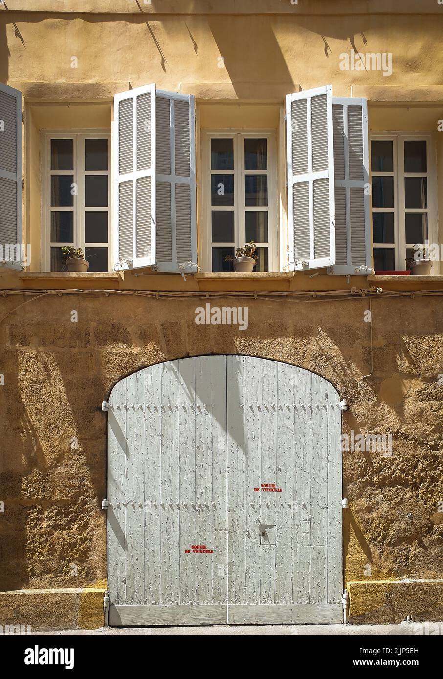 AIX-en-Provence, Francia, mayo de 2022, vista de una casa con una puerta de madera Foto de stock