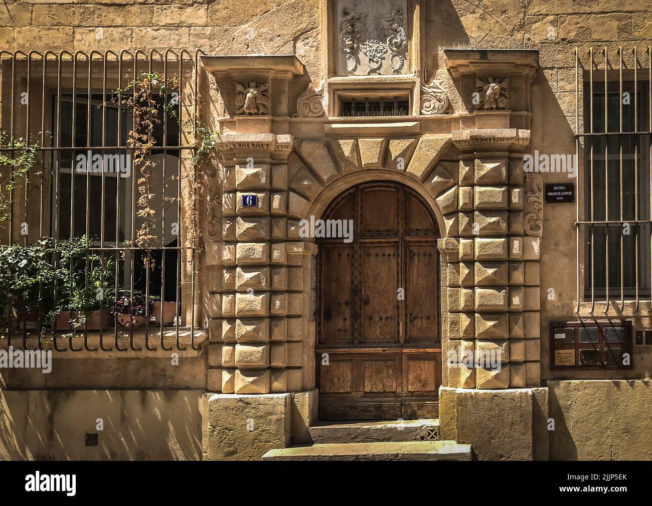 AIX-en-Provence, Francia, 2022 de mayo, vista de una puerta de madera en la calle Chastel en Provenza Foto de stock