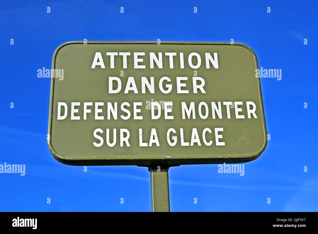 atención, defensa de peligro para montar en el hielo como mensaje de texto  sobre pizarra negra en el cielo azul Fotografía de stock - Alamy