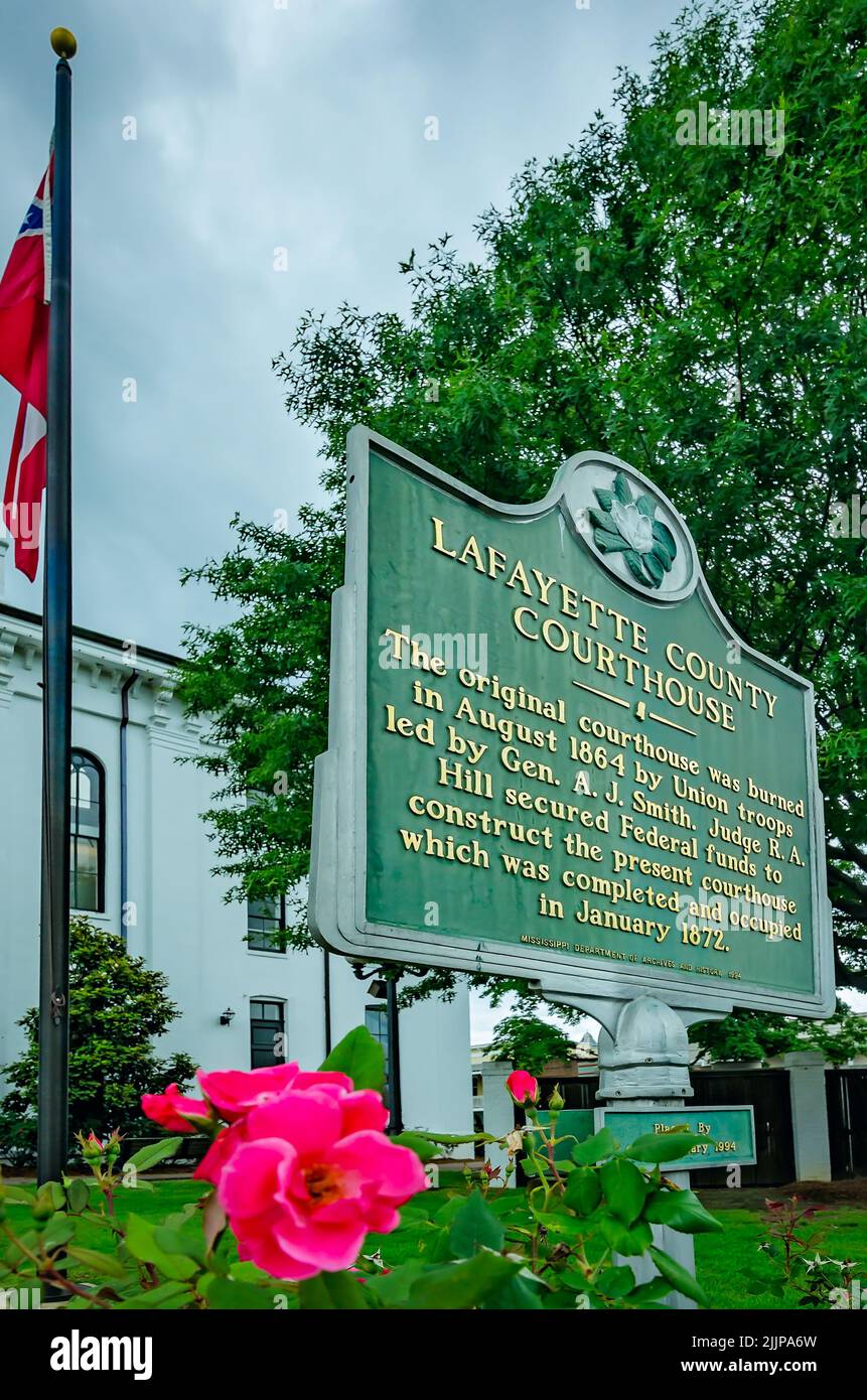 Un marcador histórico se encuentra frente al Palacio de Justicia del Condado de Lafayette en Courthouse Square, el 31 de mayo de 2015, en Oxford, Mississippi. Foto de stock
