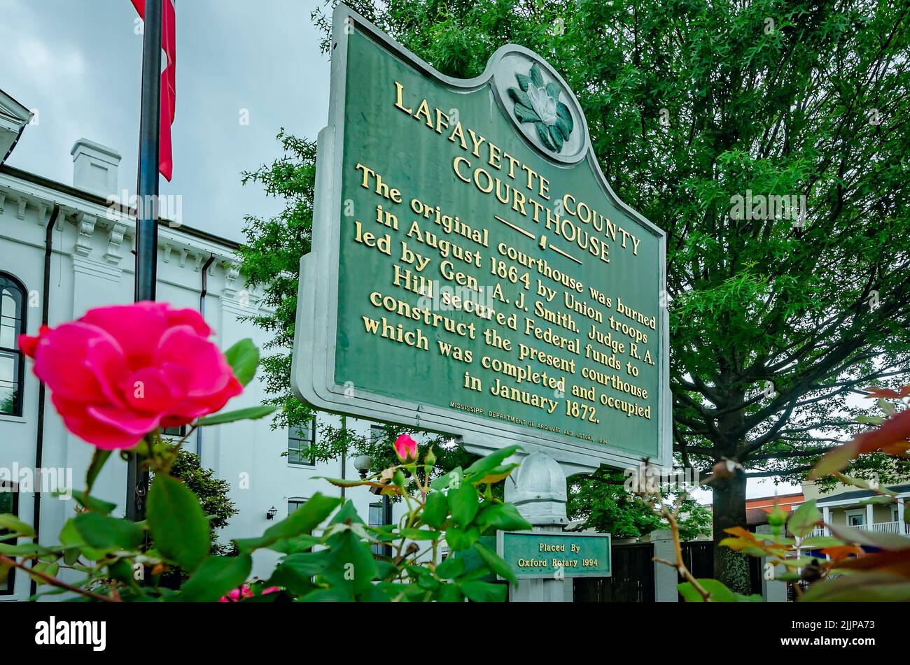 Un marcador histórico se encuentra frente al Palacio de Justicia del Condado de Lafayette en Courthouse Square, el 31 de mayo de 2015, en Oxford, Mississippi. Foto de stock