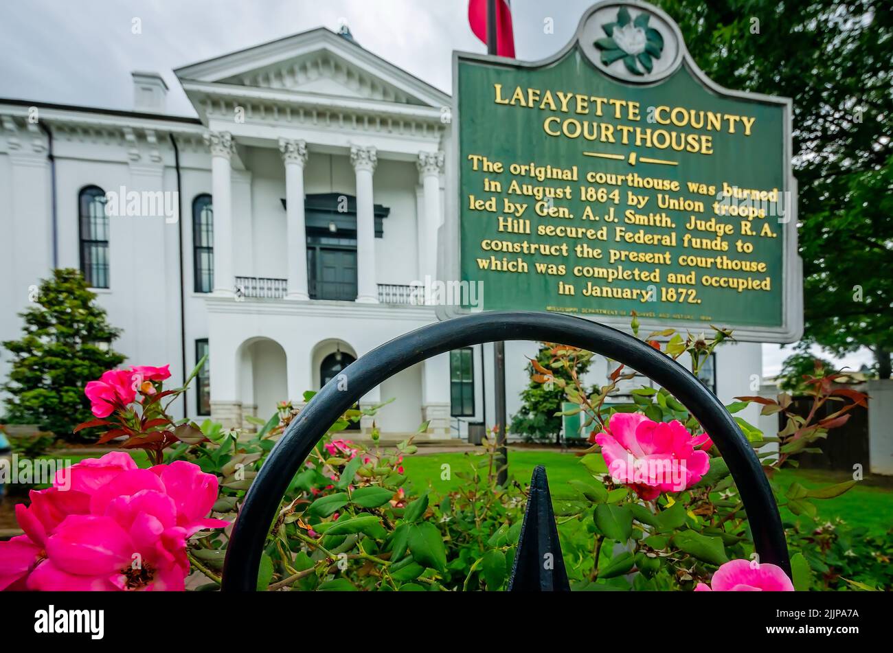 El Lafayette County Courthouse es retratada en Courthouse Square, el 31 de mayo de 2015, en Oxford, Mississippi. Foto de stock