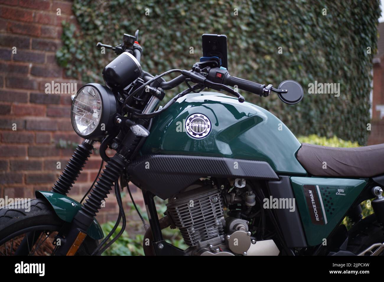 Moto verde fotografías e imágenes de alta resolución - Alamy