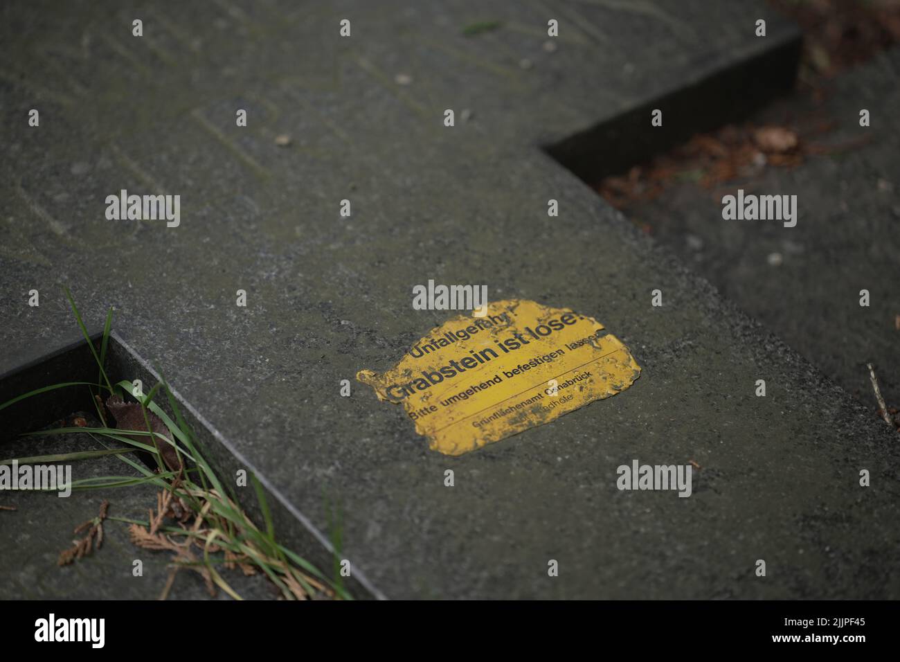 Un primer plano de la lápida con la etiqueta 'Peligro de accidentes' Foto de stock