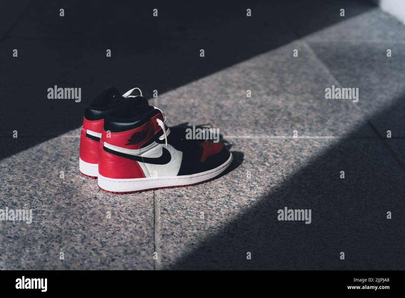 Zapatillas rojas negras fotografías imágenes alta - Alamy