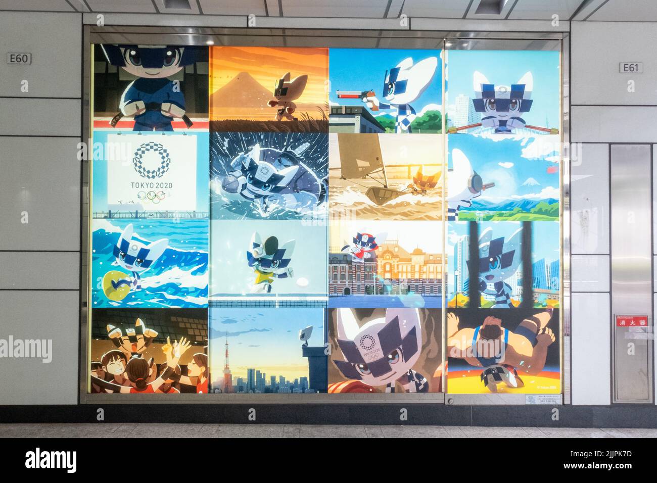 Un cartel de las mascotas de los Juegos Olímpicos de Tokio en un túnel a las afueras de la estación de Shinjuku, Tokio, Japón. Foto de stock