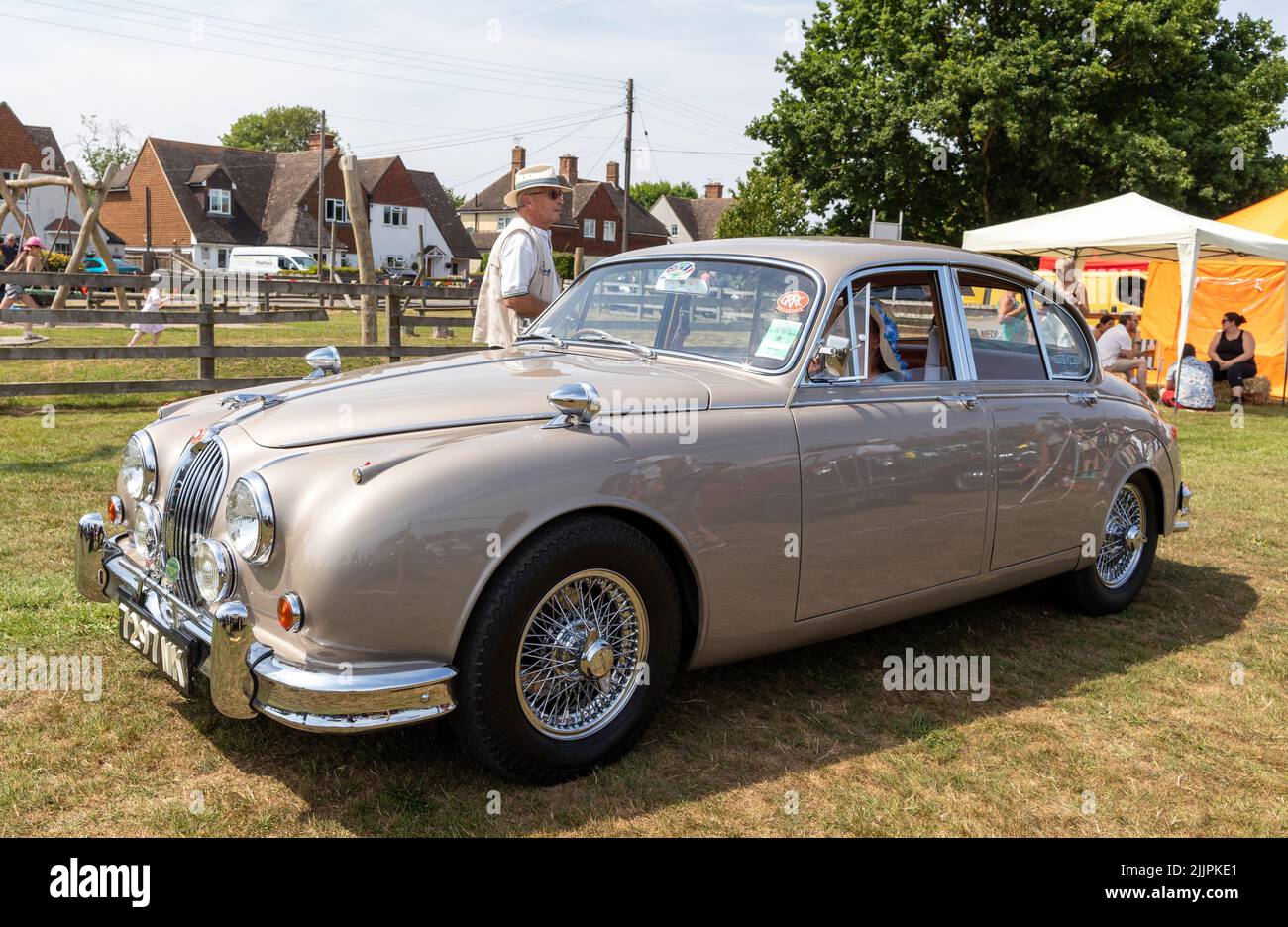 Un Jaguar MK 2 en la exposición de coches clásicos de Appledore Foto de stock