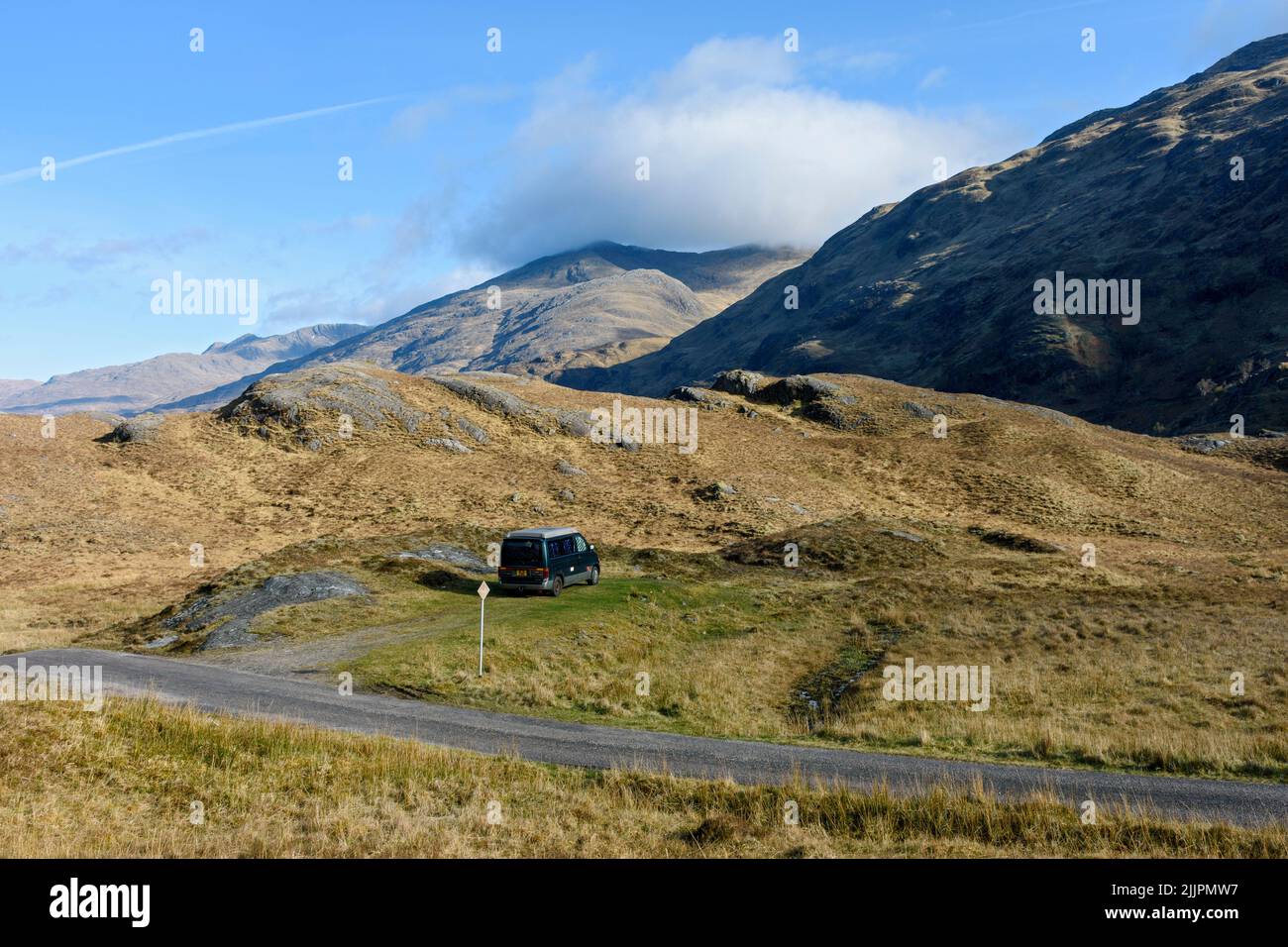 Buidhe Bheinn desde cerca de Loch un Doire Duibh, sobre Kinloch Hourn, región de tierras altas, Escocia, Reino Unido. Mazda Bongo autocaravanas en primer plano. Foto de stock