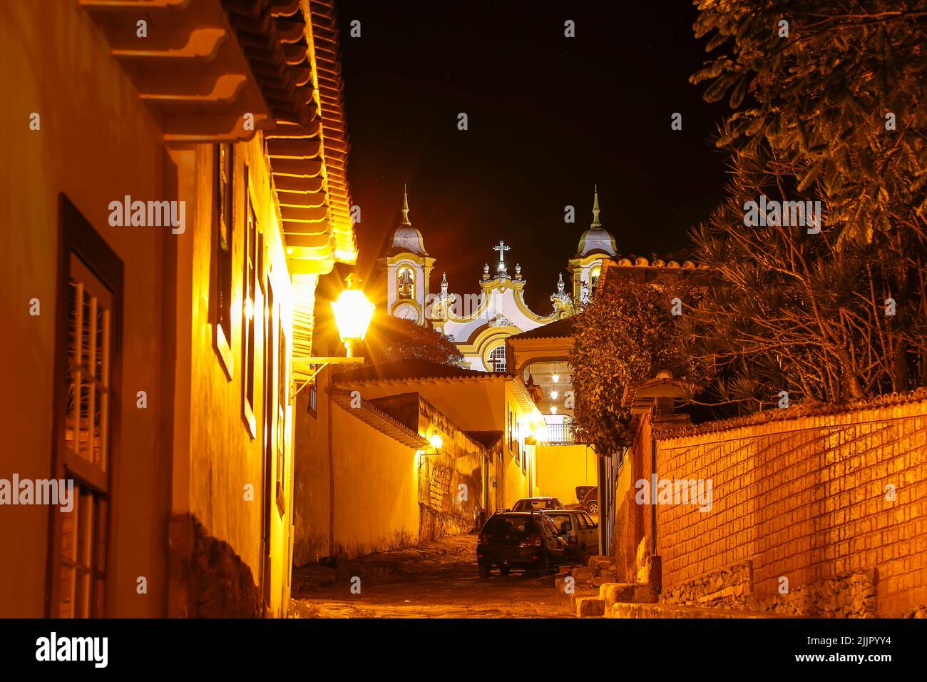 Vista nocturna de la calle y la iglesia de santo antonio en la histórica ciudad Tiradentes, interior de Minas Gerais. Foto de stock