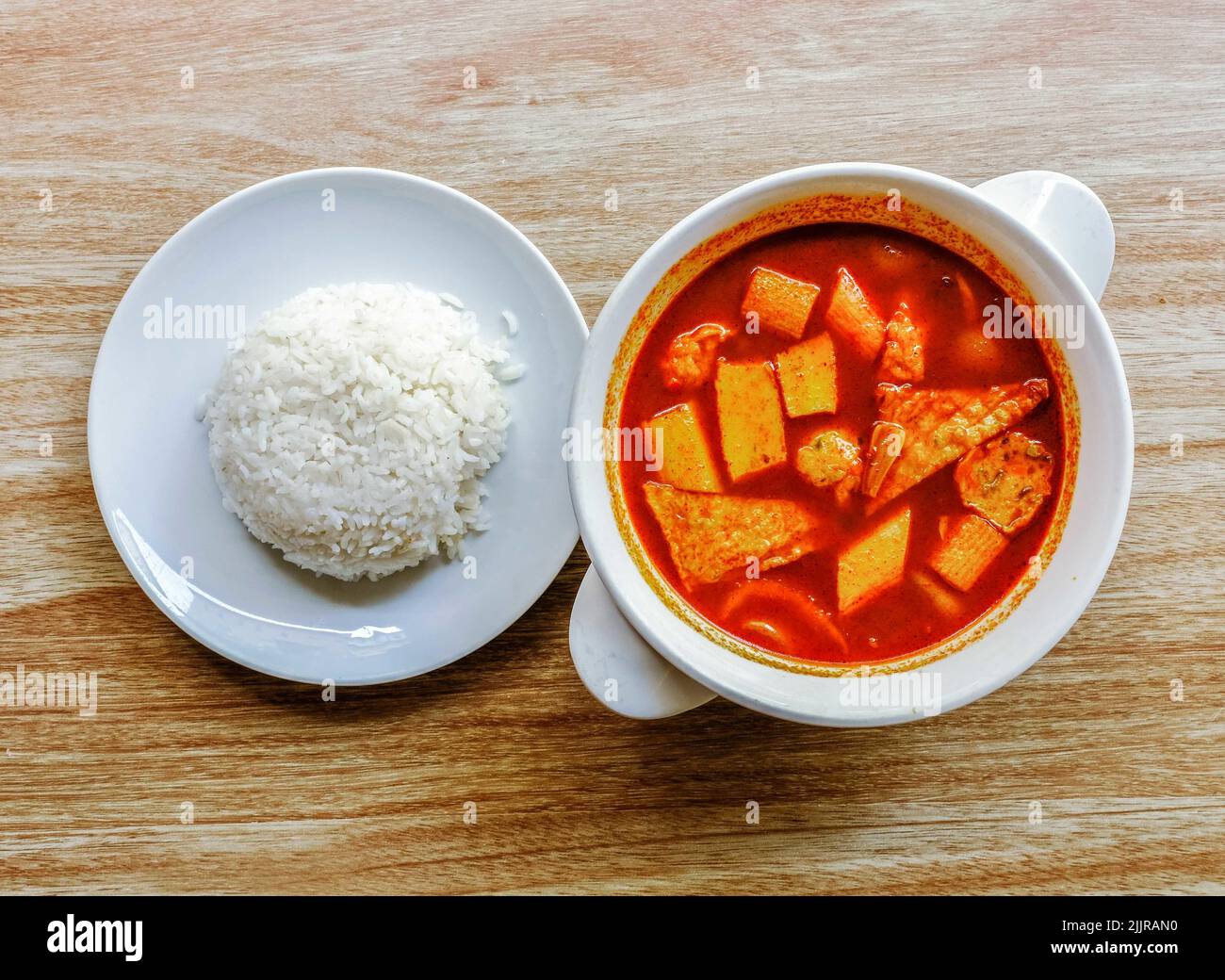 Un chupito de arroz y una salsa de verduras en un recipiente Foto de stock