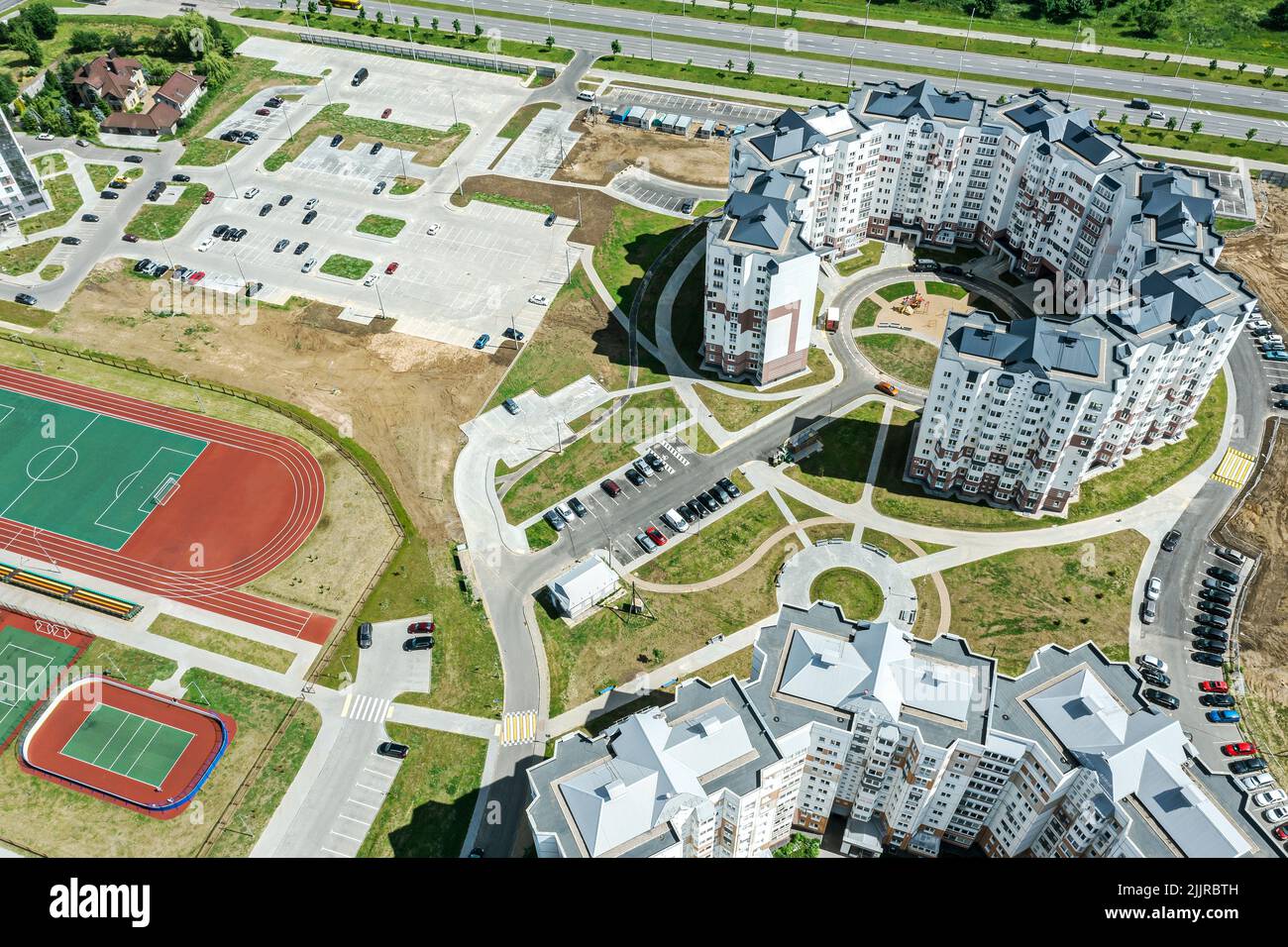edificios de apartamentos de nueva construcción en una zona residencial urbana. vista aérea. Foto de stock