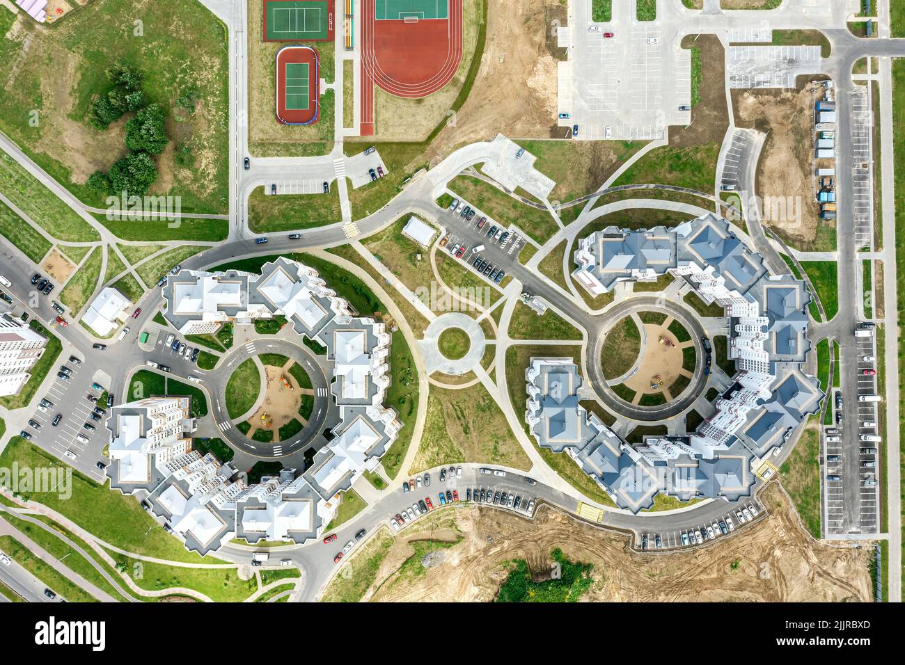 zona residencial con edificios de apartamentos, aparcamientos, coches, parques infantiles. arquitectura urbana moderna. vista superior aérea. Foto de stock